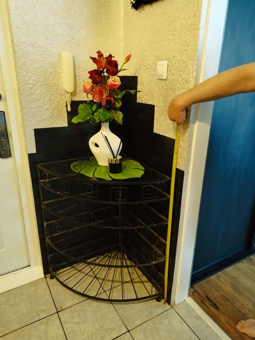 Metalowa półka na buty w stanie idealnym