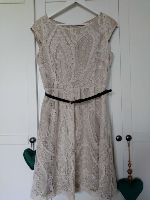 Sukienka beżowa koronkowa elegancka