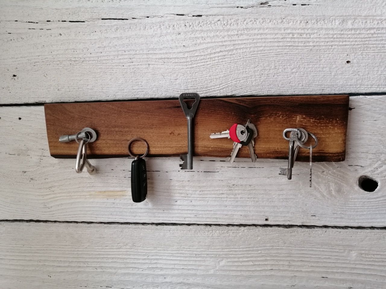 Drewniana deska magnetyczna na klucze handmade