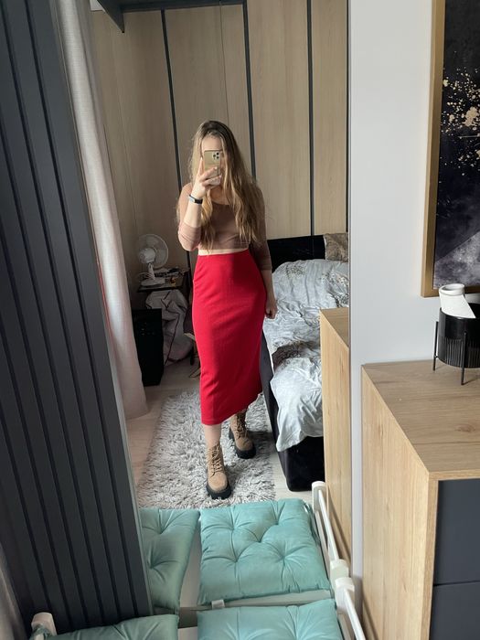 Czerwona dopasowana spodnica midi z rozcieciem