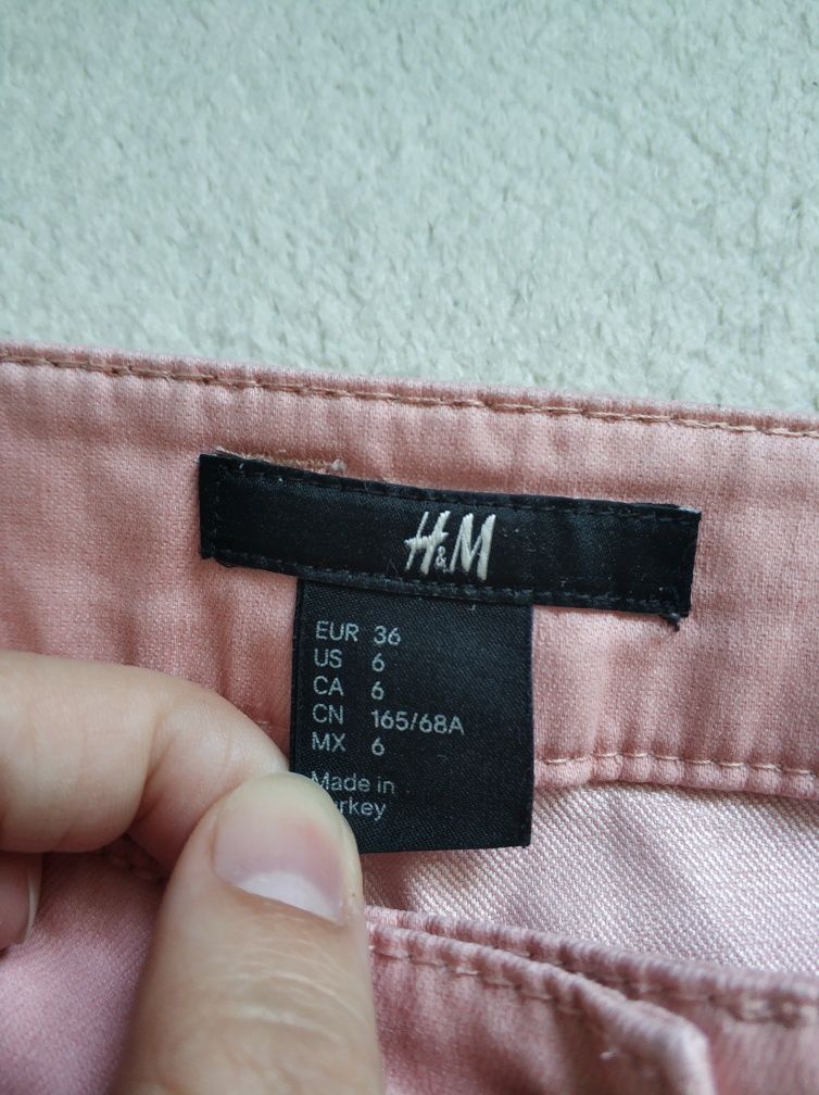 Rozmiar 36 Jasnoróżowe spodnie ze złotymi elementami Marka H&M