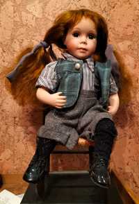 Куклы Пеппи длинный чулок на стуле и Porceliana Doll