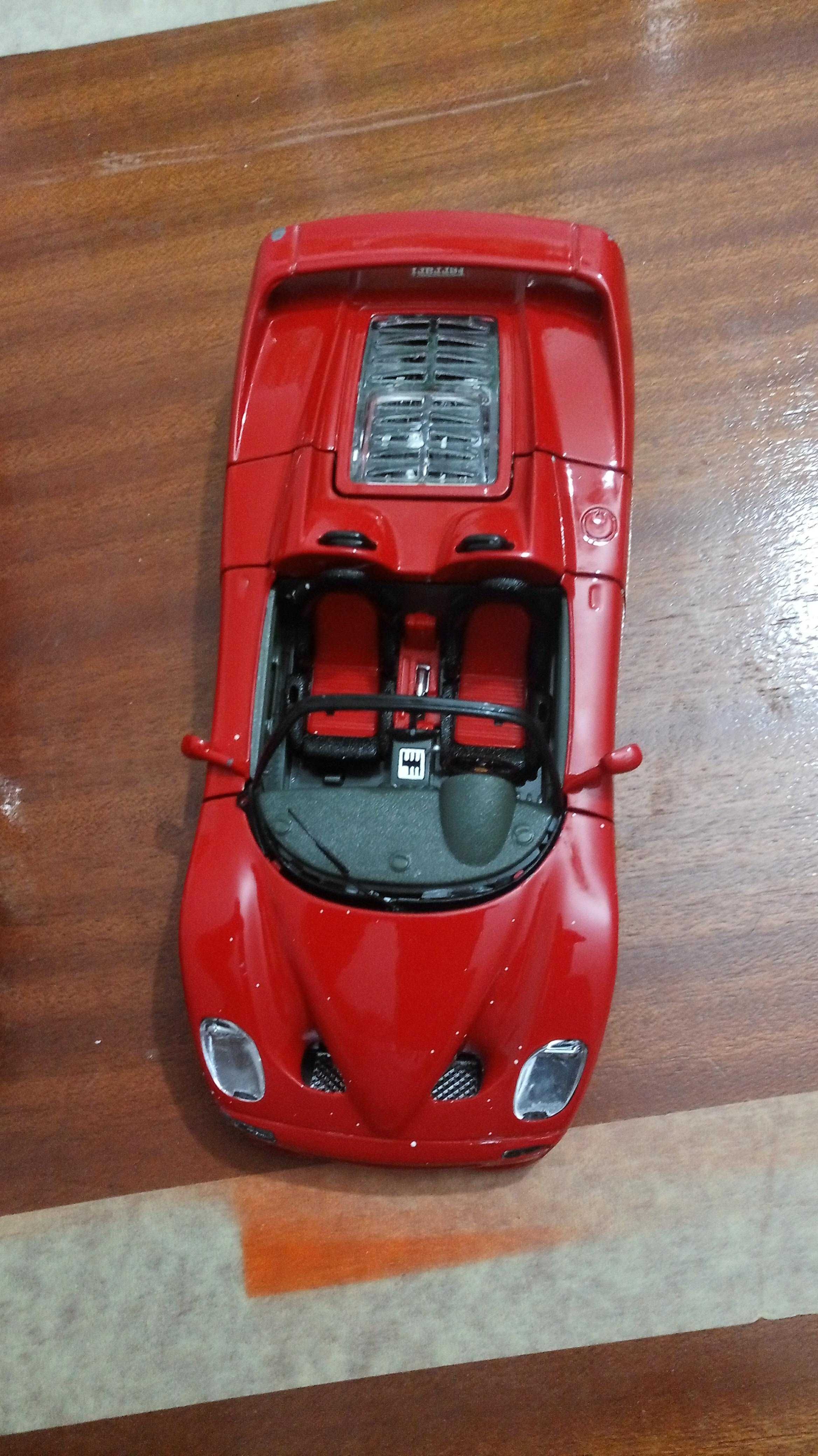4 carros de colecção (3 Ferraris)