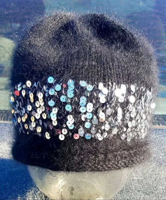 Шапочки в'язані жіночі