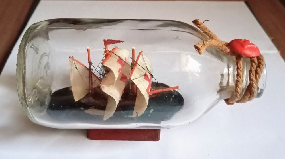 Barco dentro de garrafa.