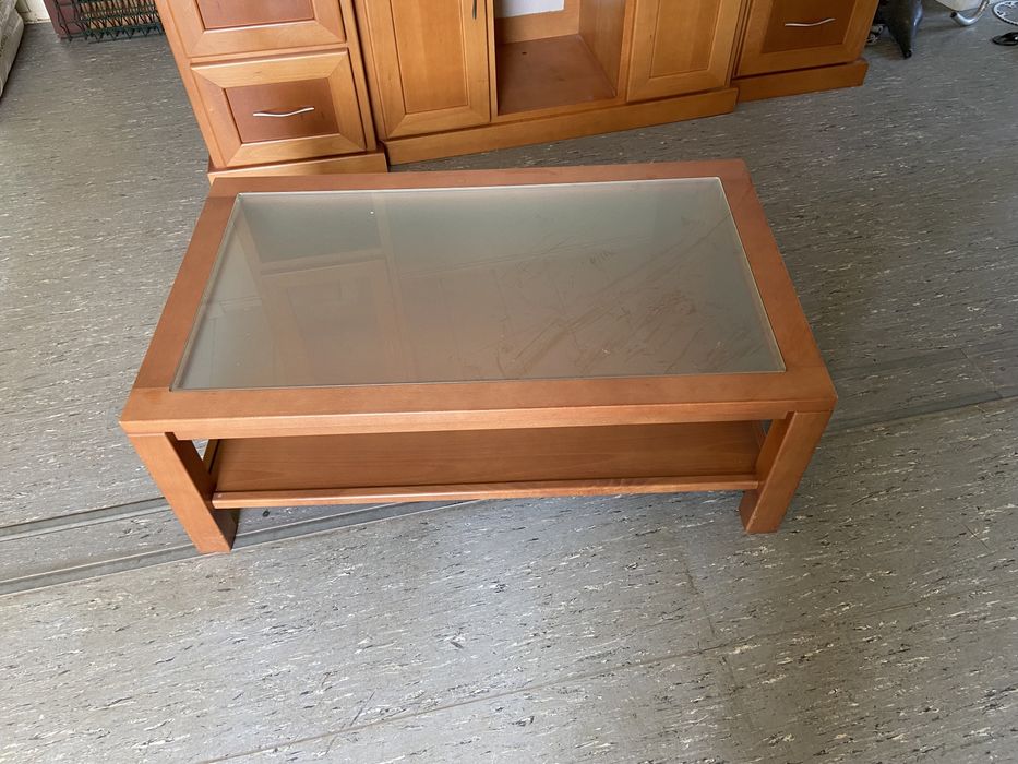 Móvel e mesa de sala em madeira