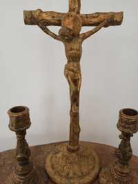 Stary mosiężny krzyż i świeczniki