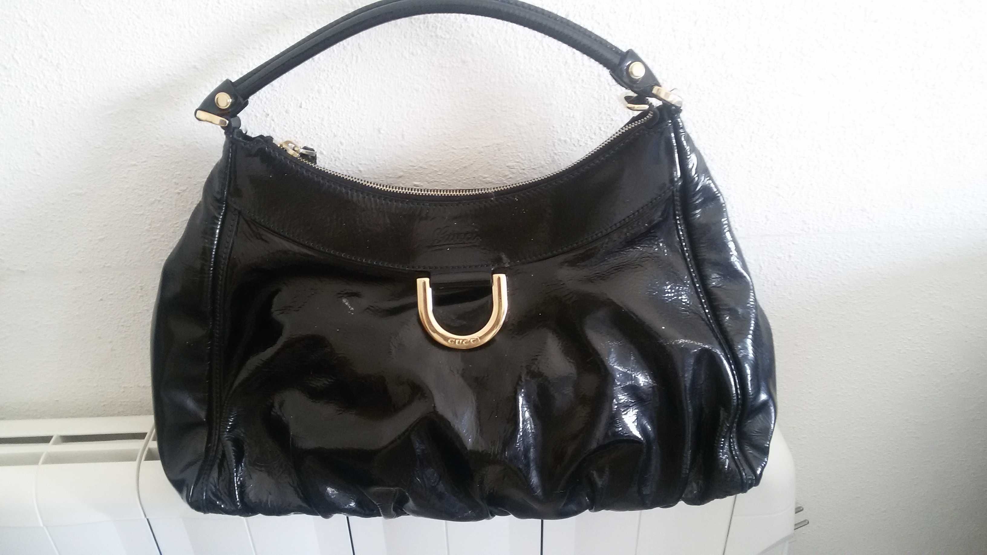 Mala Gucci preta argola dourada