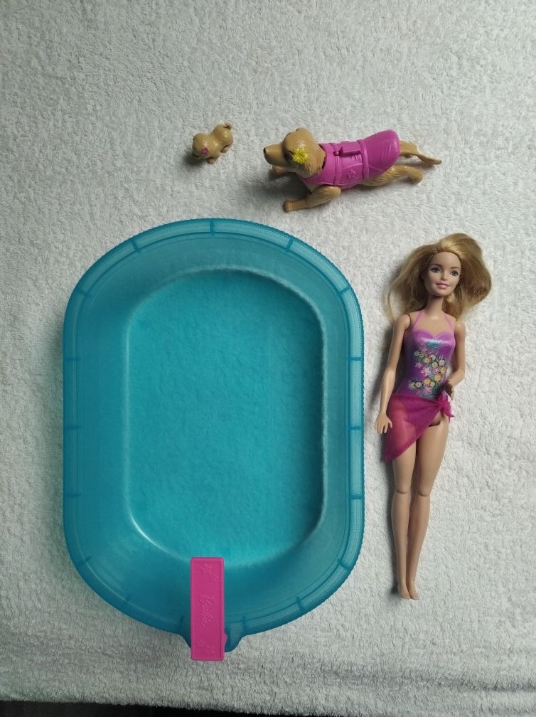Lalka Barbie z basenem i pływającymi pieskami