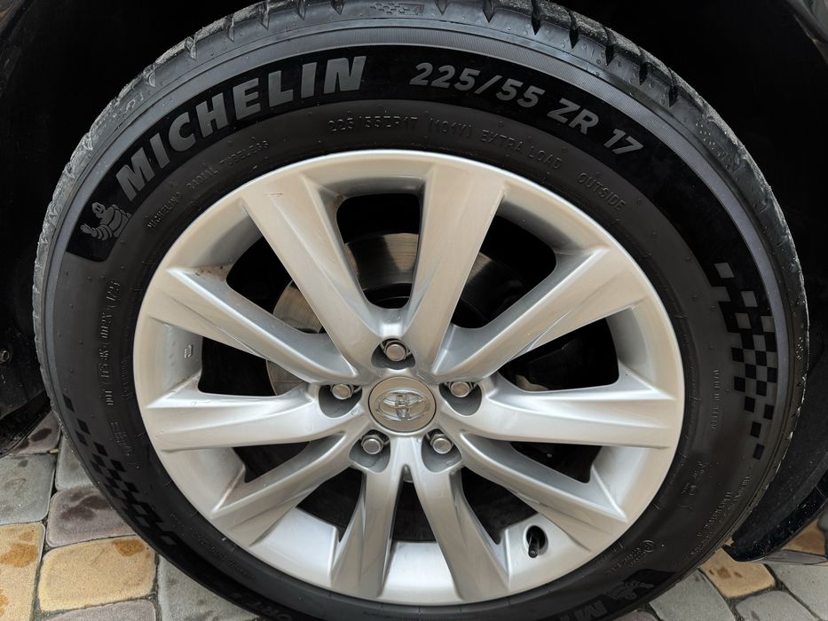 Продам надійний і досить в гарному стані легендарну тойоту.