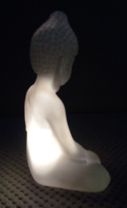 Świecący Biały Buddha lampka w kształcie Buddy ZEN lampa medytacje