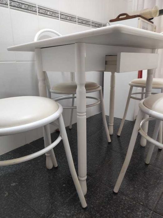 Mesa e cadeiras para cozinha - Funchal