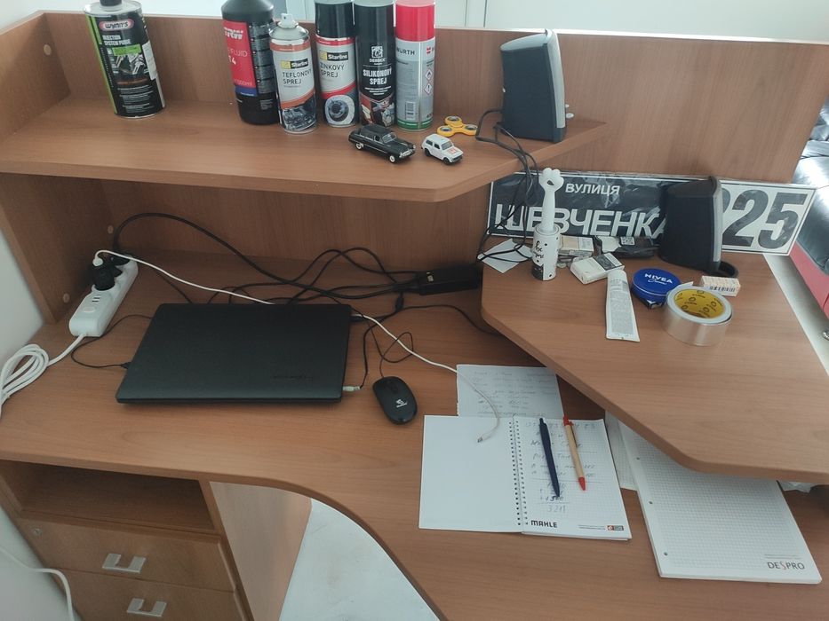 Стіл офісний високої якості.