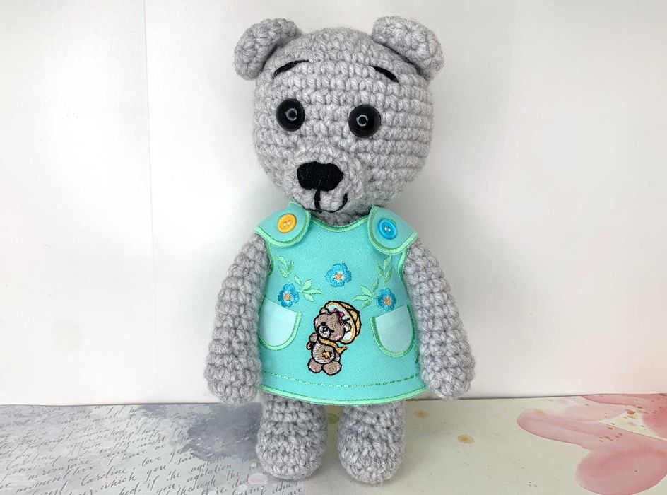 Мишка вязанный крючком в одежде.