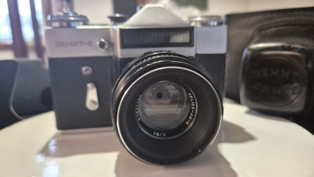 Zenit E wraz z obiektywem Helios 44-2 plus etui