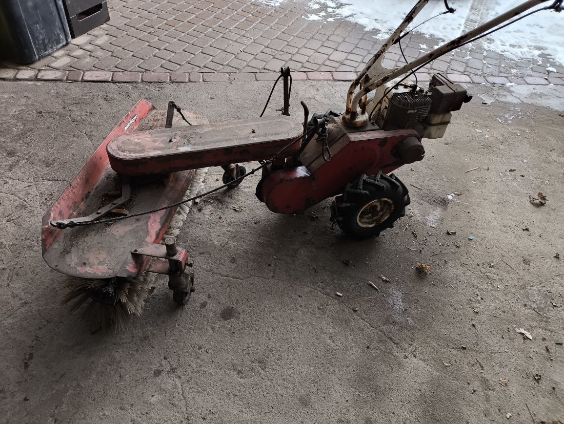 Leciwa zamiatarka  z silnikiem kawasaki