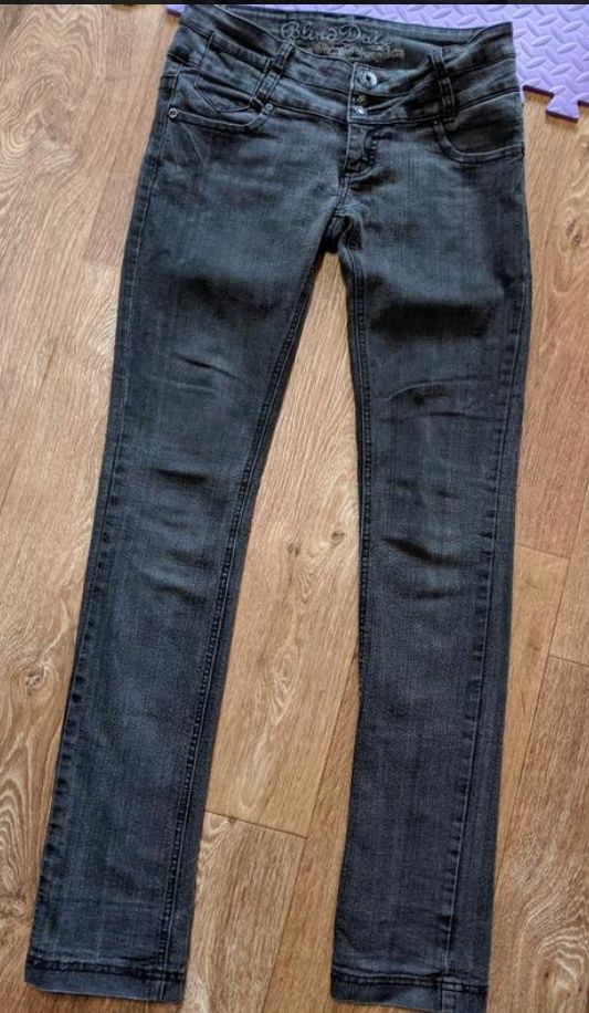Темні джинси, джинси кольору графіт, сірі джинси