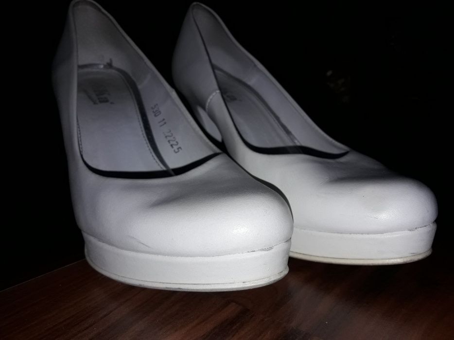 Białe buty do ślubu ze skóry rozmiar 37