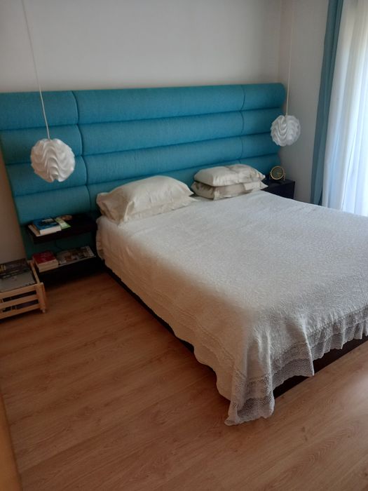Cama de casal com cabeceira forrada