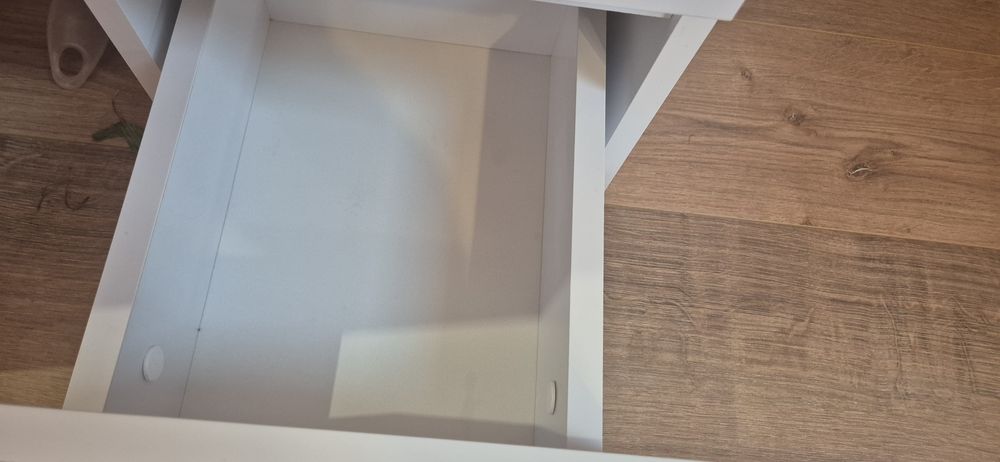 Biała toaletka z lustrem oraz oświetleniem