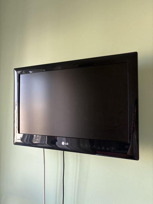 TV LG 22’ com suportes para móvel e parede