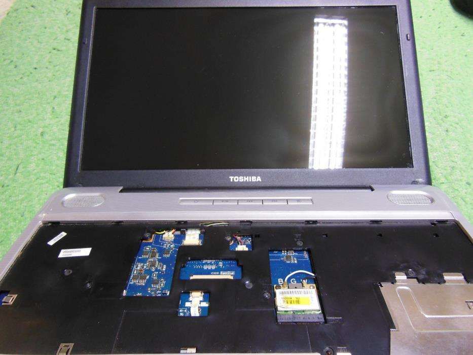 Toshiba L500D carcaça toshiba inferior, restantes peças sob consulta