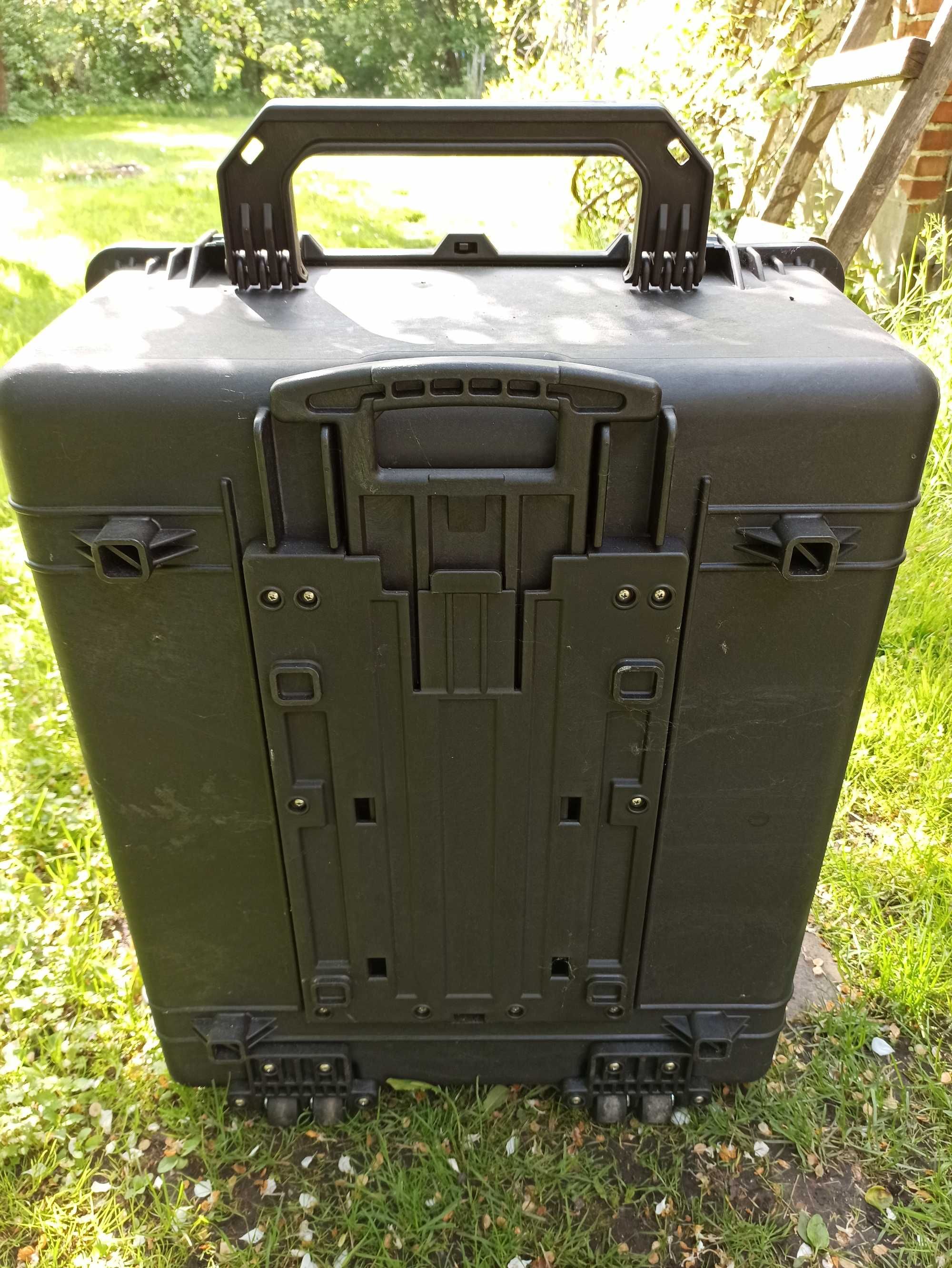 Peli 1690 case / skrzynia z gąbką / pelikan