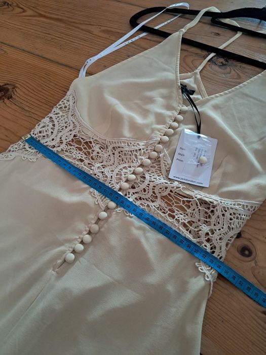 Zmysłowa sukienka Jarlo Kremowa Nowa