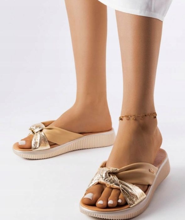 Śliczne beżowo - złote klapki.
