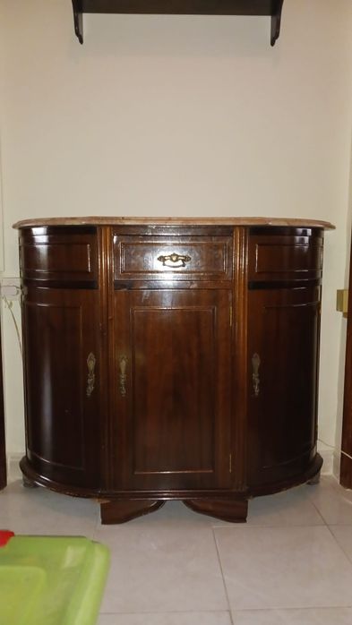 Aparador de madeira escura com tampo de mármore claro