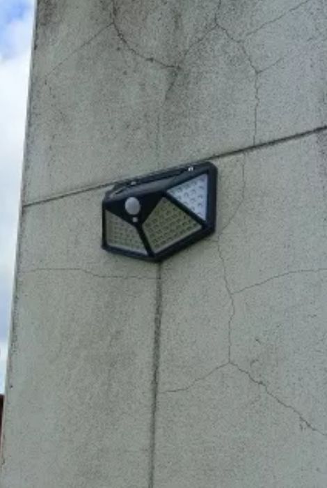 Уличный светильник с датчиком движения на солнечной батарее