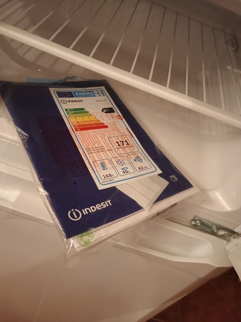 Frigorífico Indesit 168 l com congelador A++