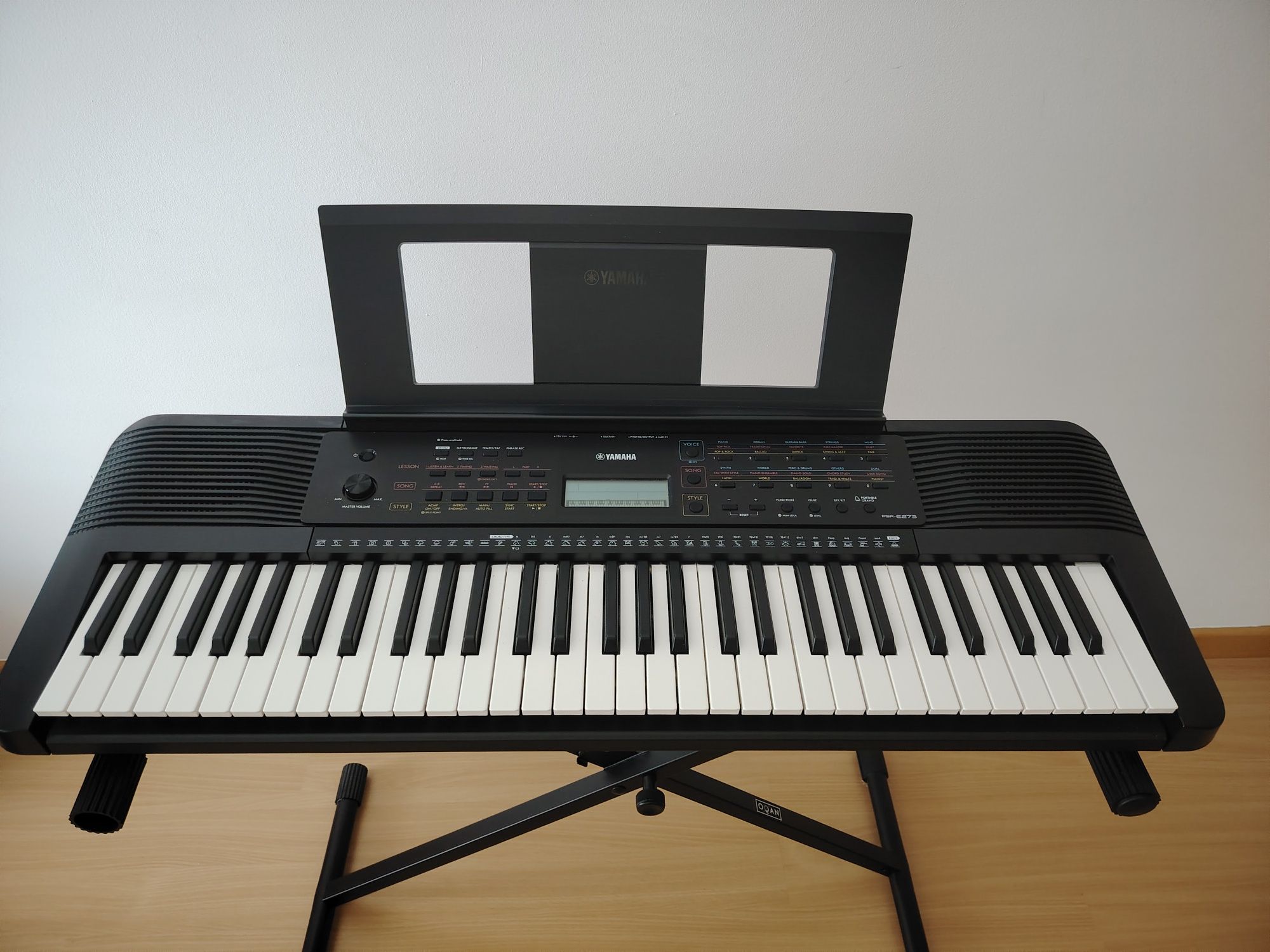 Piano Yamaha + Suporte