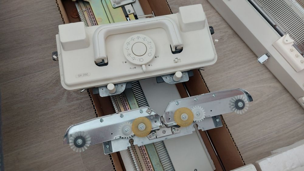 Silver Reed SK280 – универсальная модель перфокарточной вязальной маши