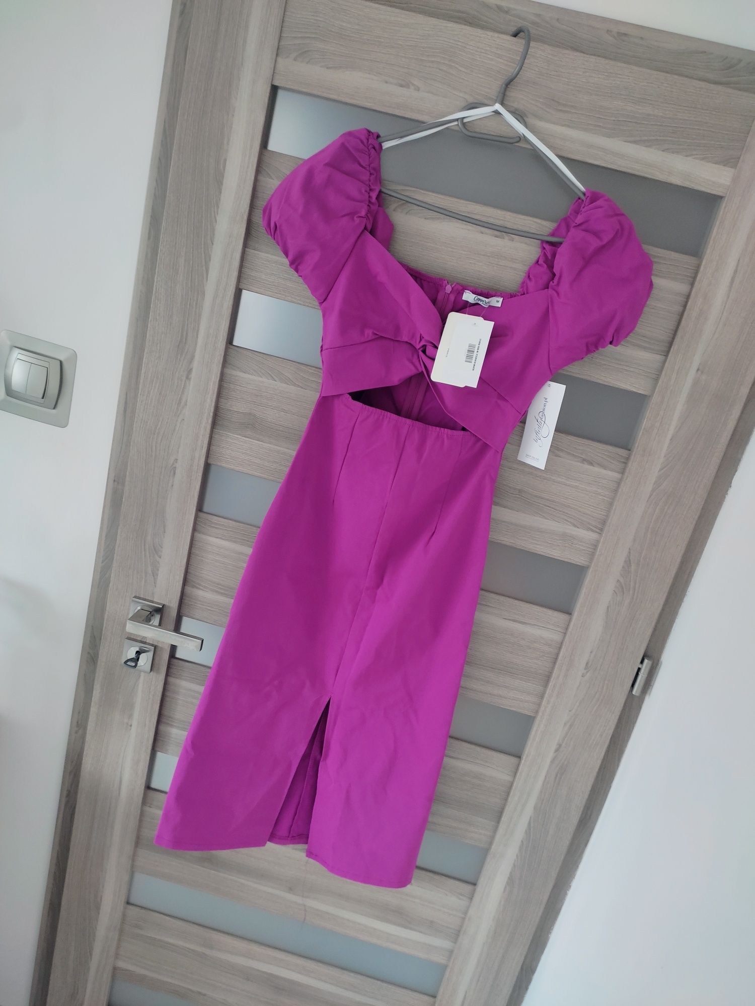 Amarantowa sukienka midi z wiskozy z rozcięciem roz M
