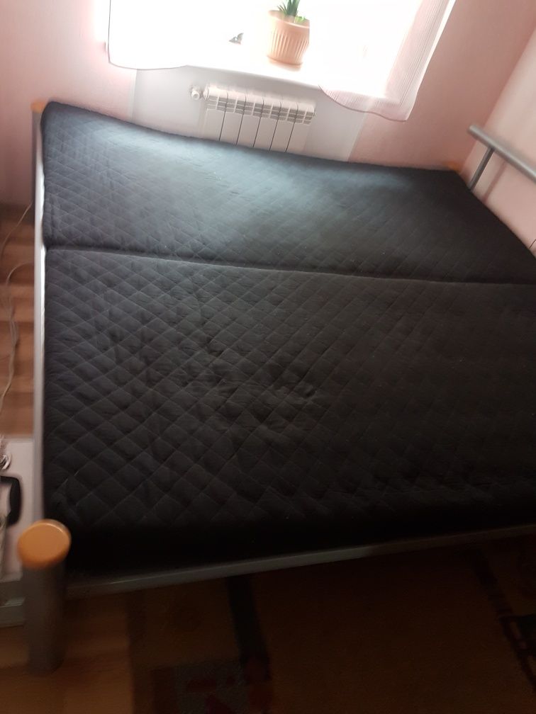 Кровать двуспальная, матрасы в подарок