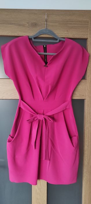 Sukienka z kieszeniami i paskiem