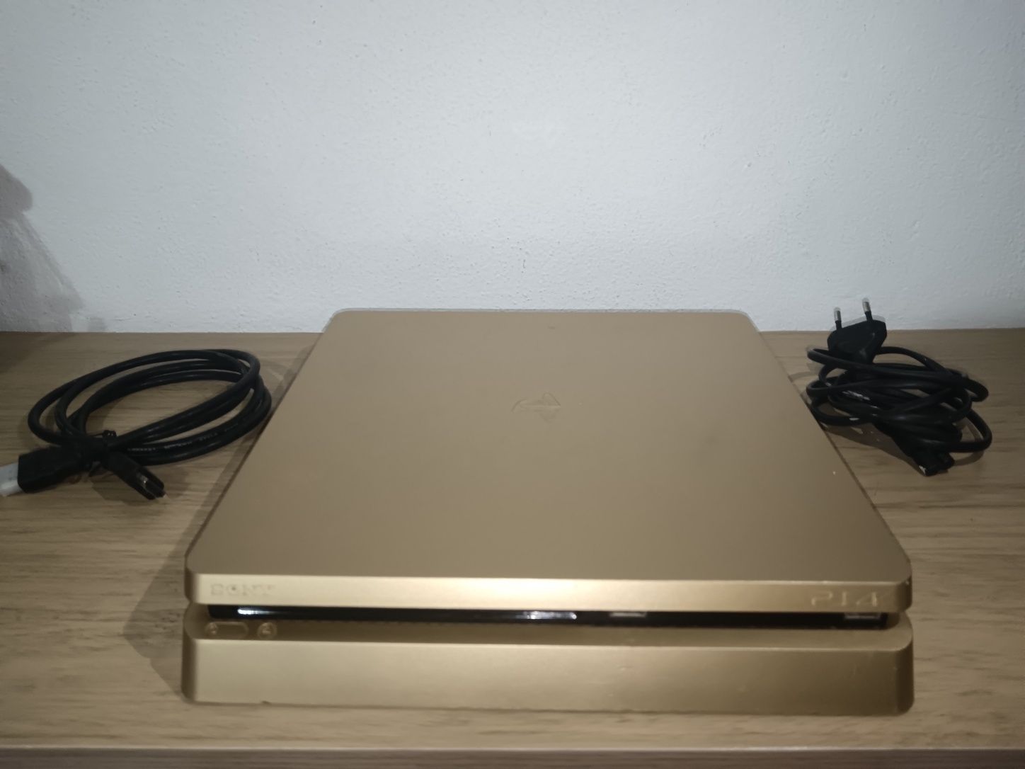 Playstation 4 Dourada (vem com cabo fonte e cabo HDMI novo)