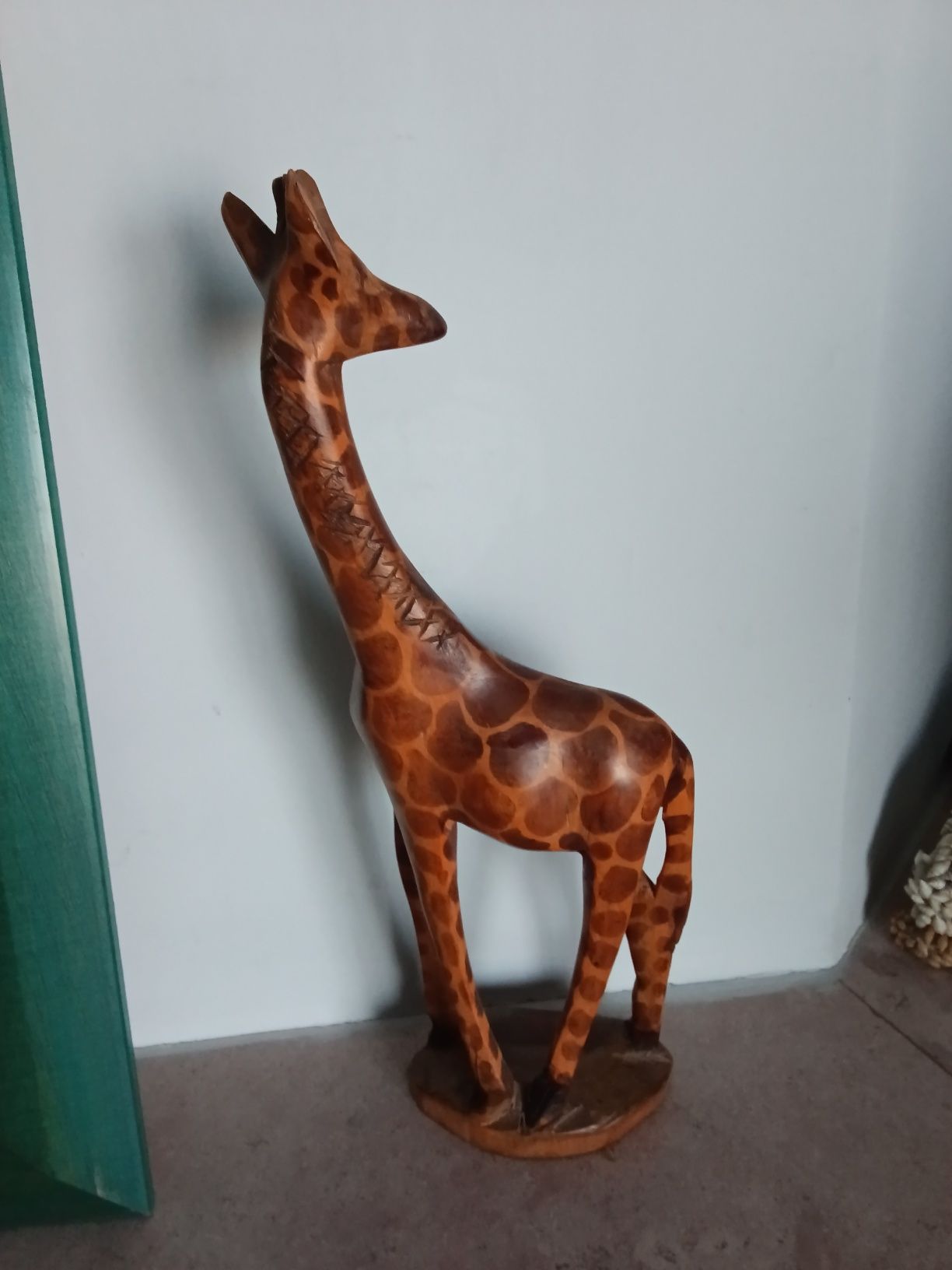 Girafa decorativa em madeira