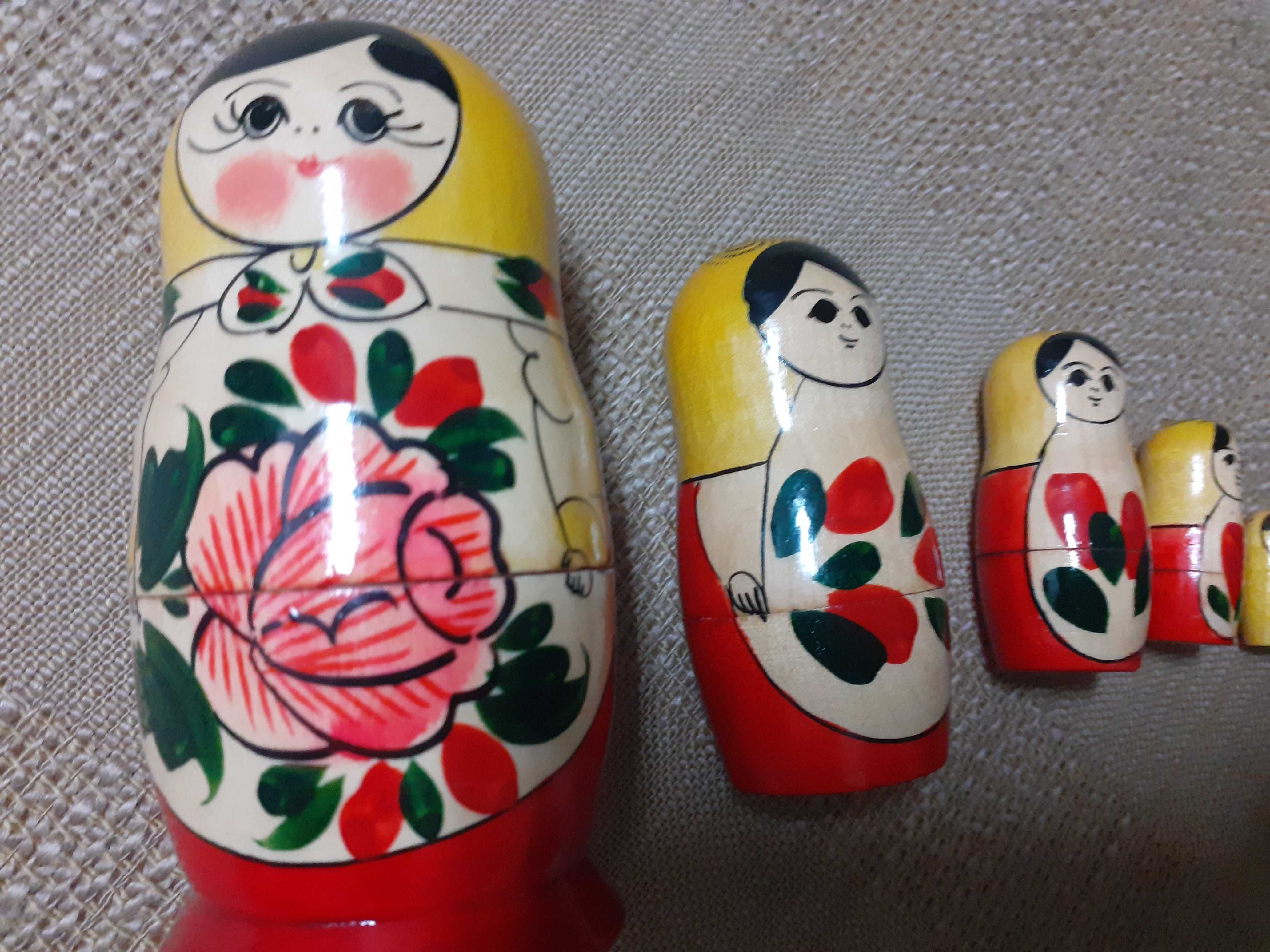 Boneca Matryoshka com 5 figuras (duas são um pouco perras ao fechar)