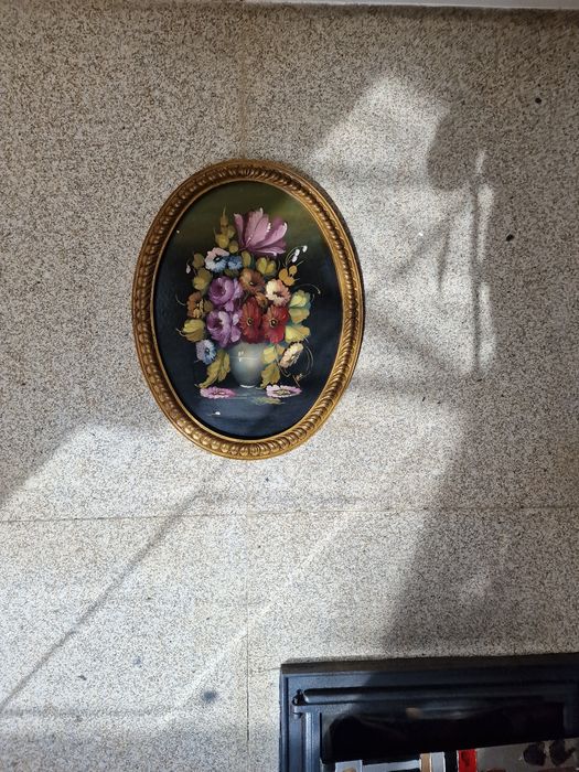 Quadro antigo pintado à mão com talha  dourada