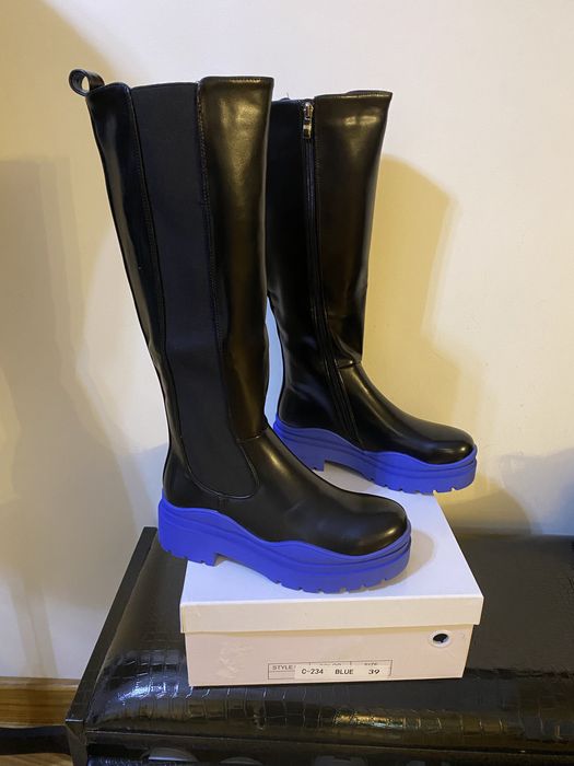 Buty z chabrową podeszwą nowe wysokie kozaki z niebieską podeszwą