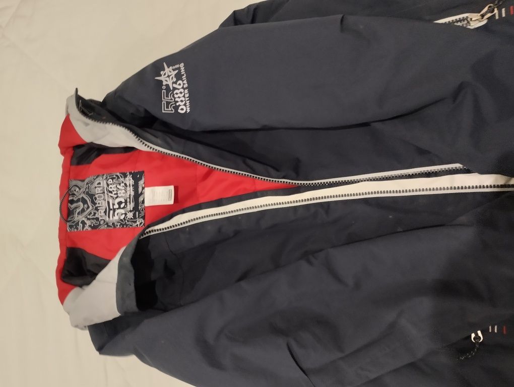 Kispo  parka Tribord Decathlon azul e vermelho com capuz . Impermeável