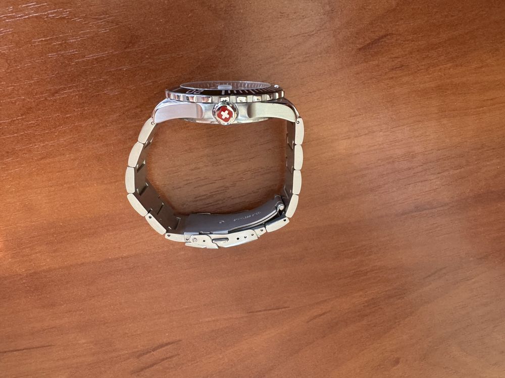 Продам швейцарские часы SWISS MILITARY HANOWA