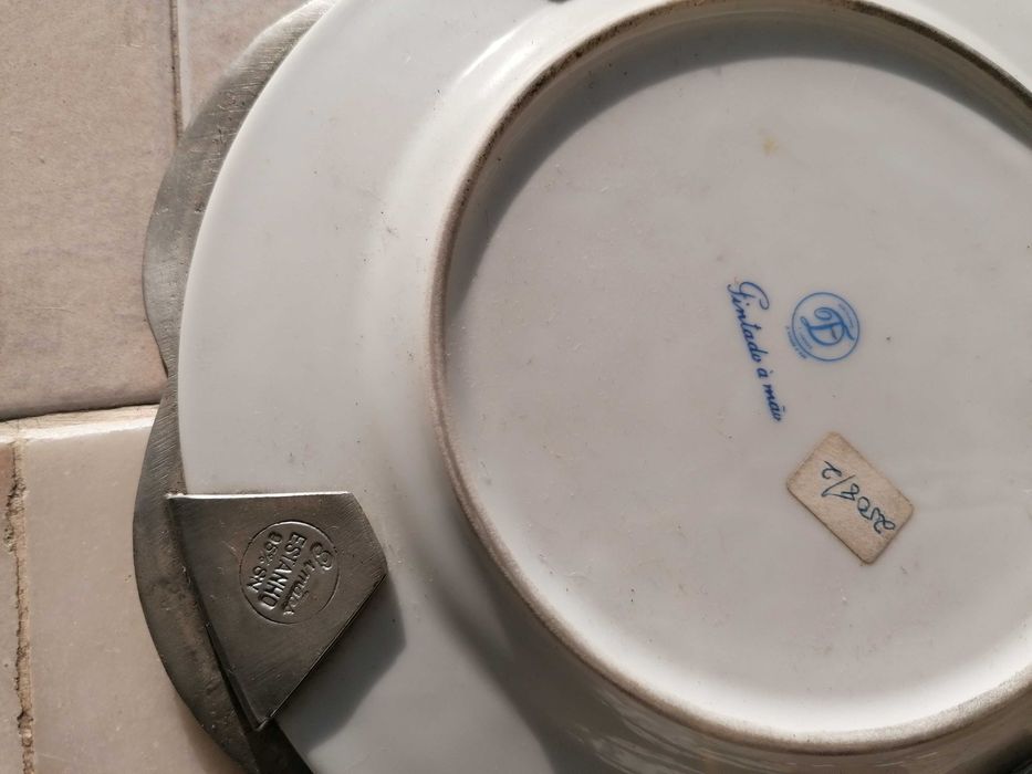 Prato de loiça pintado à mão com moldura em estanho