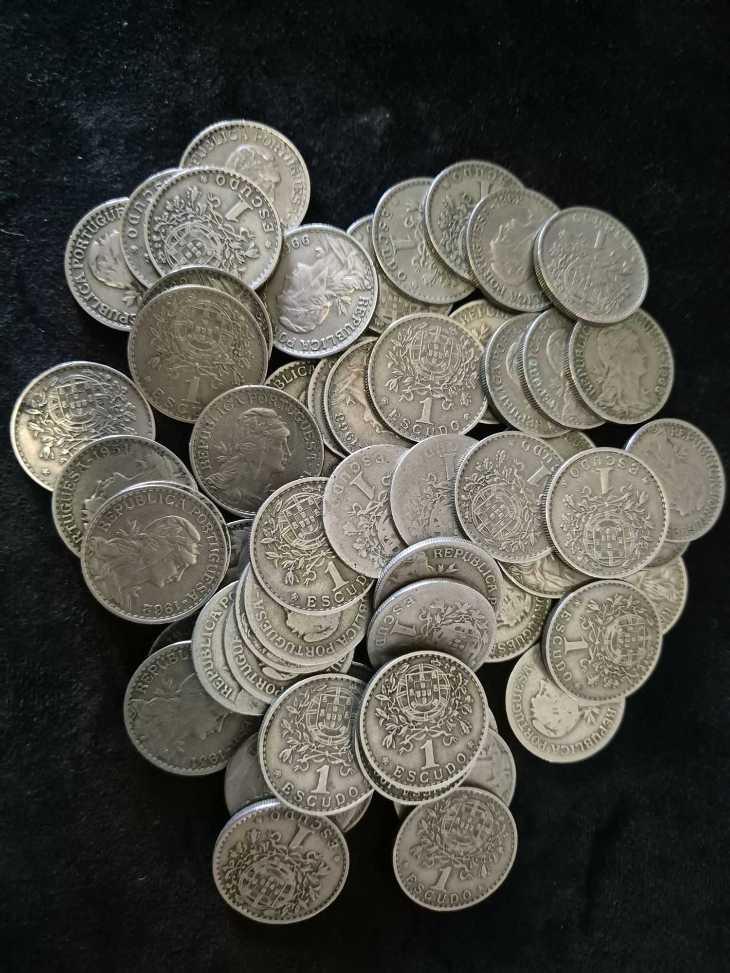 62 moedas de 1 escudo aplaca