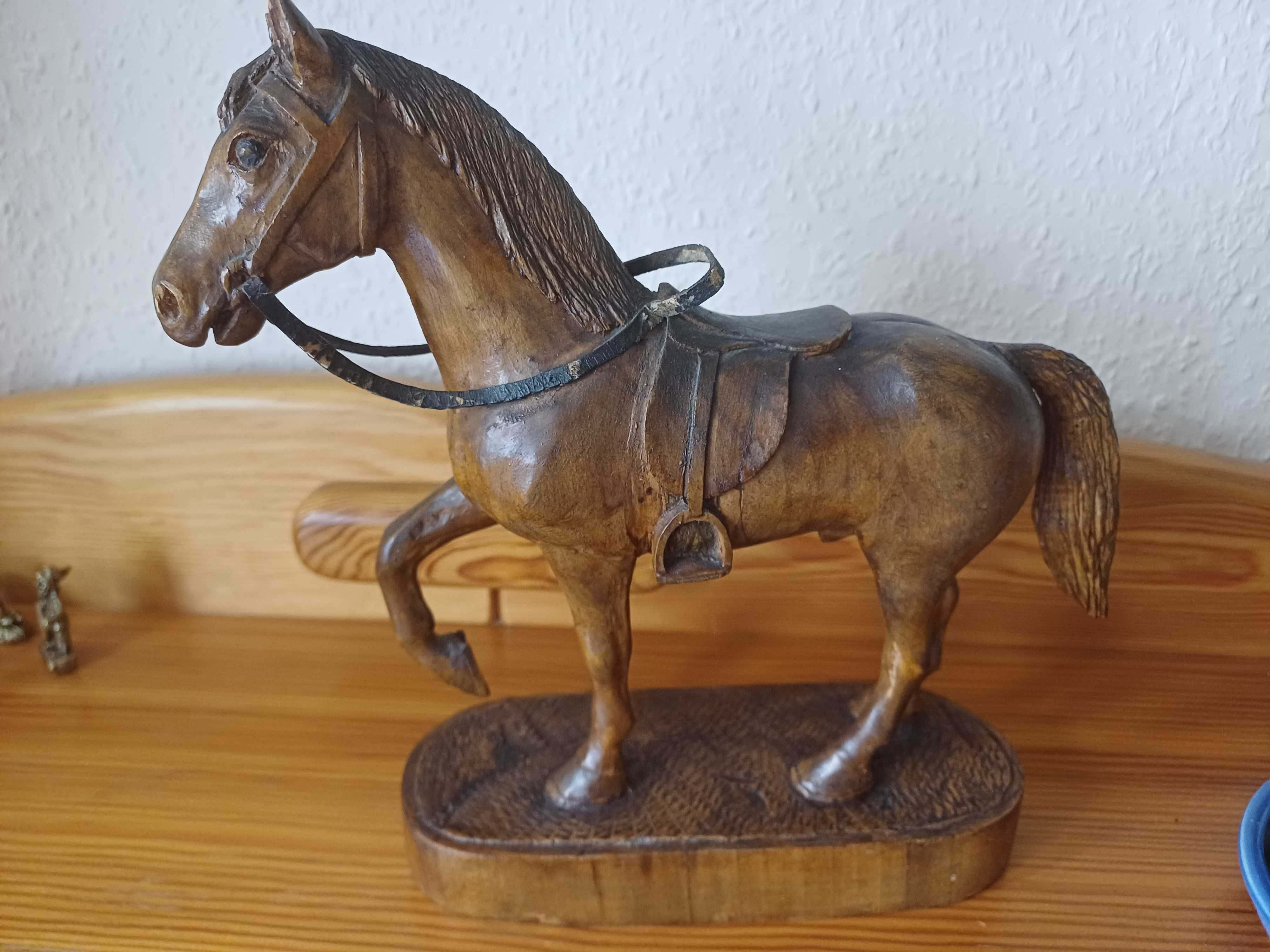 Koń drewniany figurka