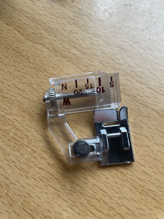 Calcador de costura para aplicação de viés