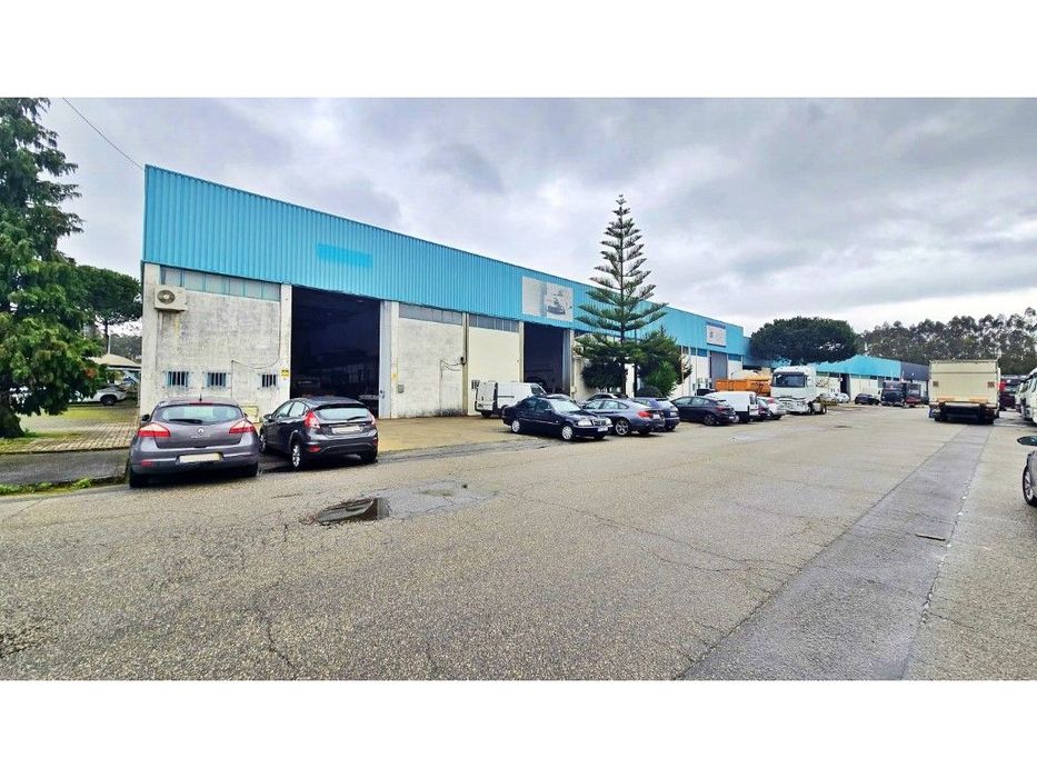 Armazém com 408 m2 no Muro