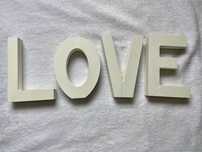 Biały drewniany napis „LOVE”